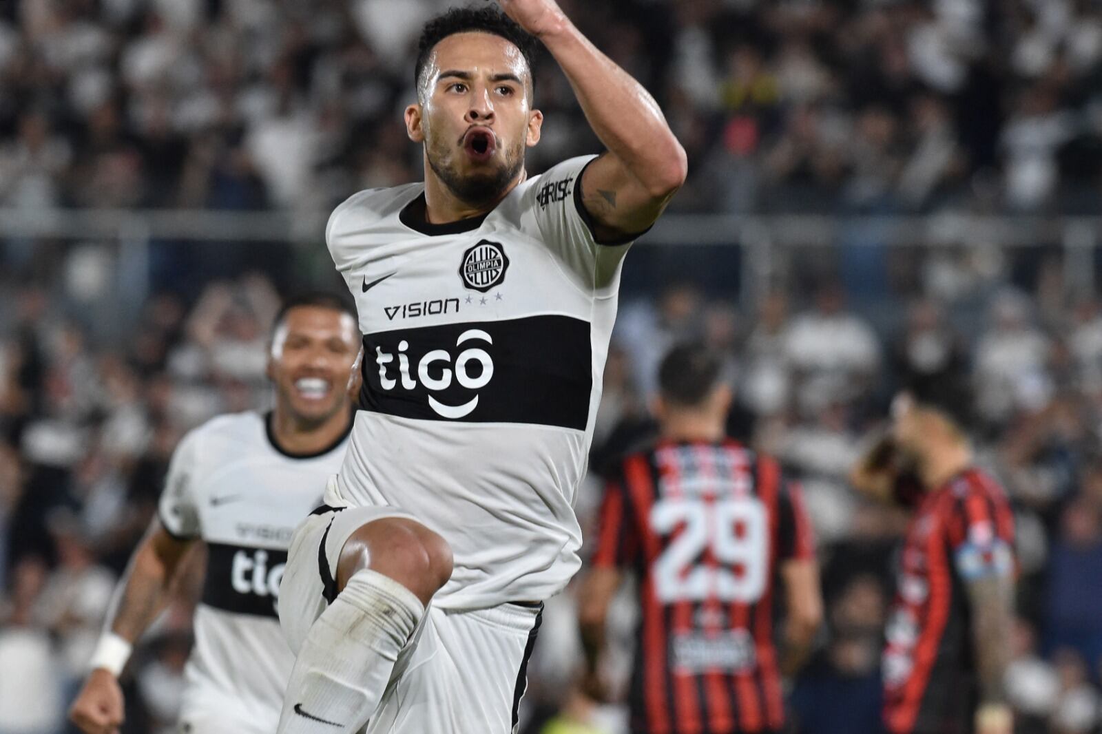 Cardozo celebra el tanto con que Olimpia batió al Patrón