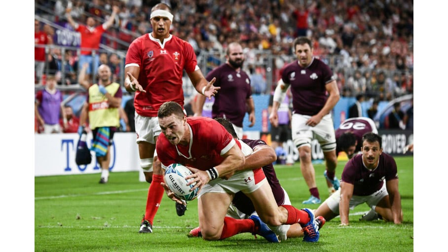 Jonathan Davies se va directo al ingoal rival apenas comenzado el encuentro.