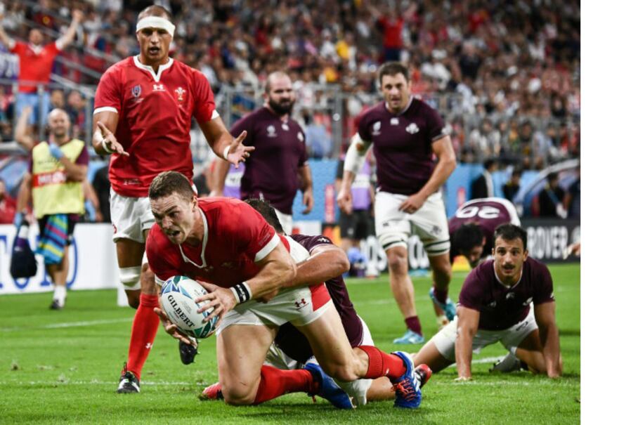 Jonathan Davies se va directo al ingoal rival apenas comenzado el encuentro.