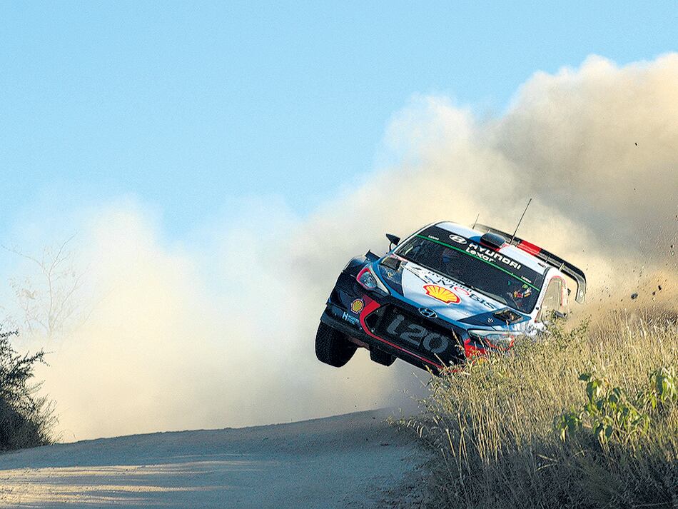 El auto de Neuville en plena acción sobre las sierras cordobesas.