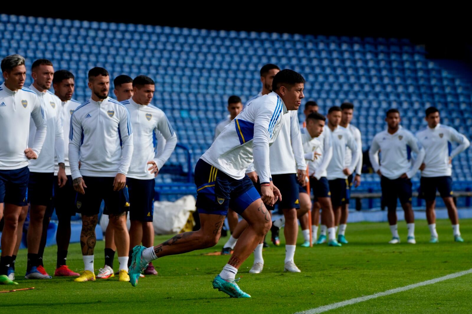 Rojo se pone a punto durante la práctica xeneize