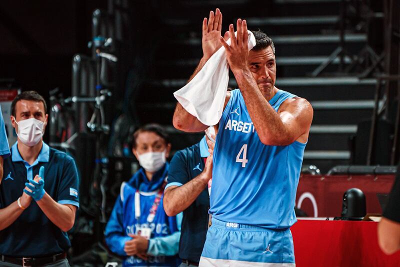 Luis Scola, devuelve los aplausos recibidos.