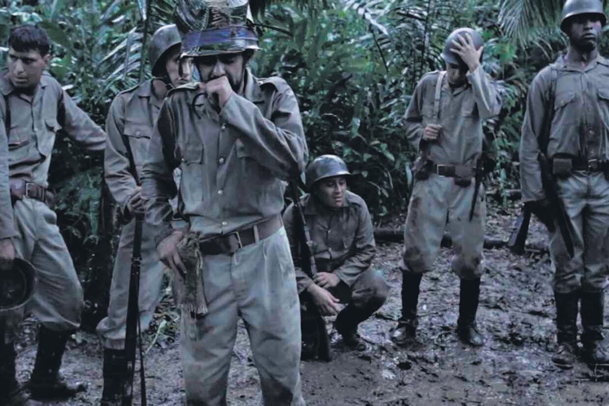 Menos revisionista que marcadamente humanista, Mono con gallinas tuvo circulación por festivales en las temporadas 2013-2014.