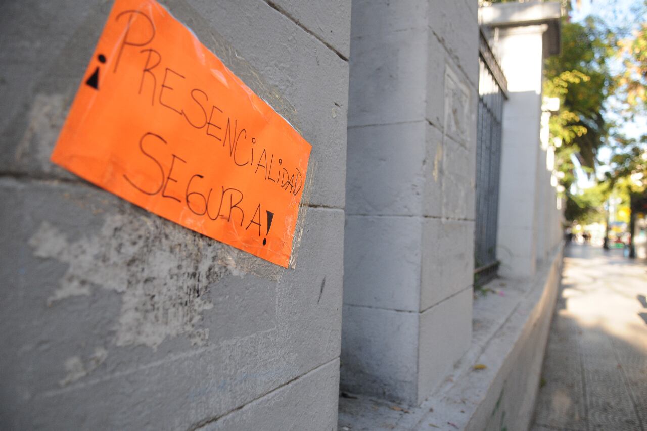 El gobierno porteño les pidió a las escuelas que informen qué familias adhirieron al DNU presidencial de suspensión de las clases para denunciarlos por “vulnerar” el derecho de sus hijos a la educación.