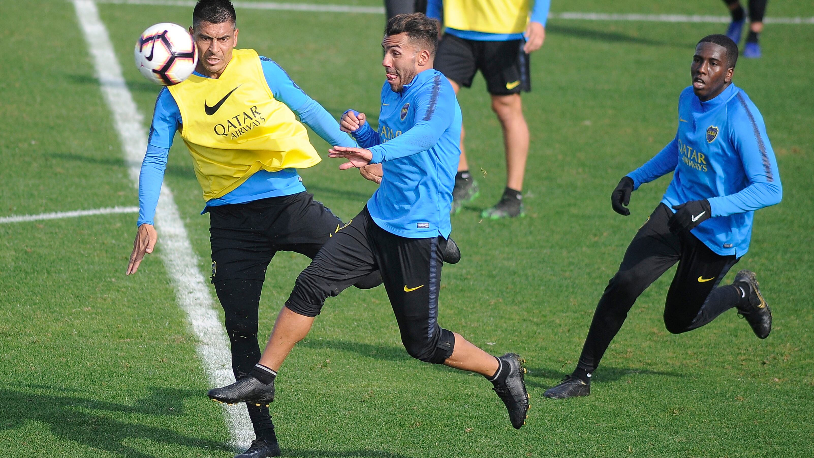 Carlos Tevez encara ante la presencia de Paolo Goltz.