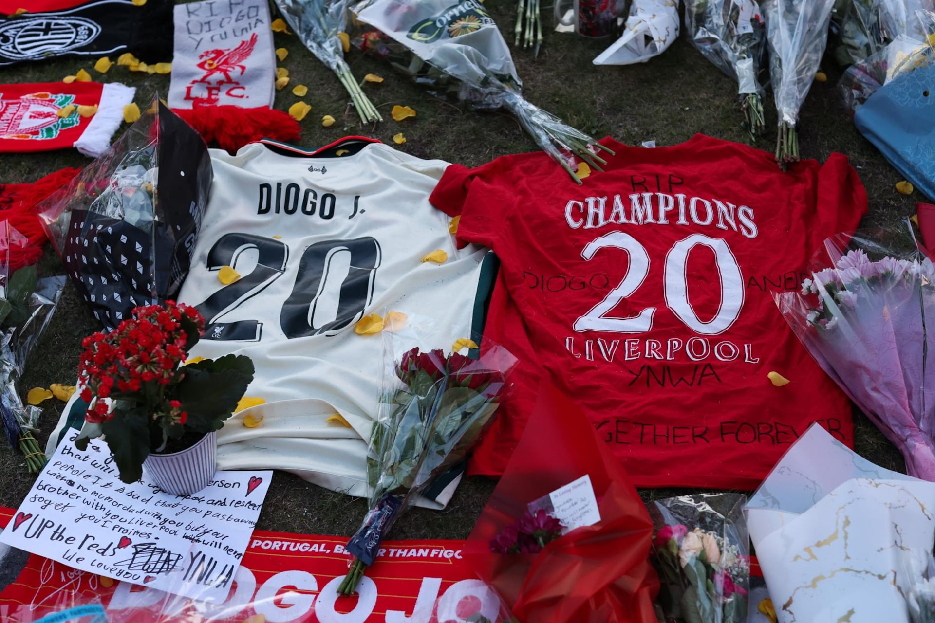 La camiseta número 20, que utilizó el fallecido delantero Diogo Jota, fue retirada por el Liverpool en homenaje.
