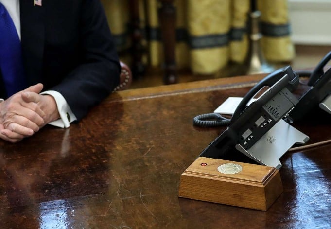 Insólito pero cierto: con un botón, un mayordomo se acerca con una vaso de la famosa gaseosa en su versión light