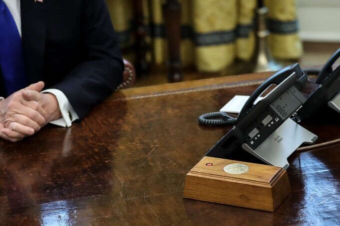 Insólito pero cierto: con un botón, un mayordomo se acerca con una vaso de la famosa gaseosa en su versión light