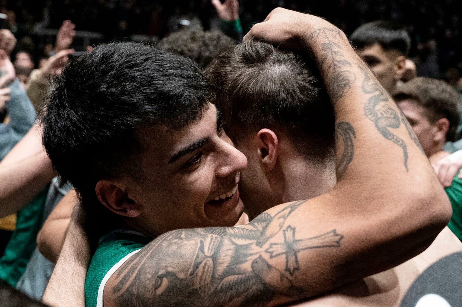 Emiliano Lezcano celebra el histórico triple ante Boca.