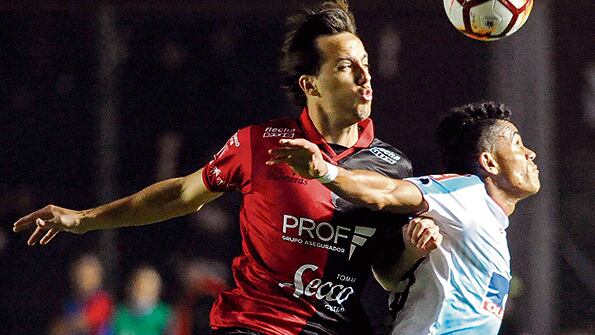 Bernardi y Díaz pelean por la pelota.