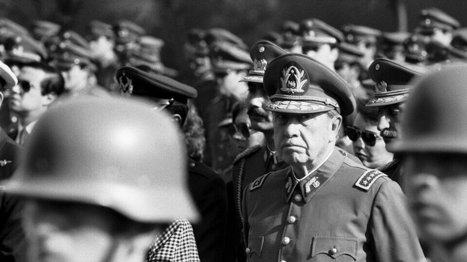 Un tercio de los chilenos apoya el régimen de Augusto Pinochet.