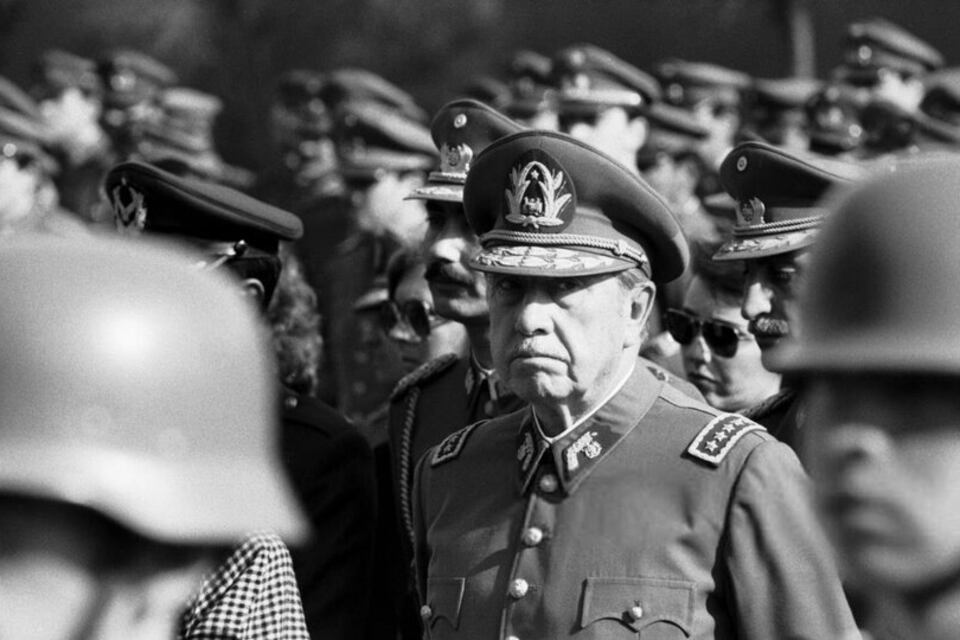 Un tercio de los chilenos apoya el régimen de Augusto Pinochet.