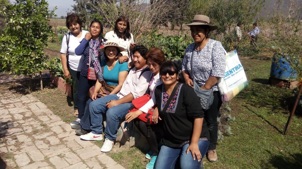 Lucía (bolso rojo y blusa blanca) y María (blusa negra)