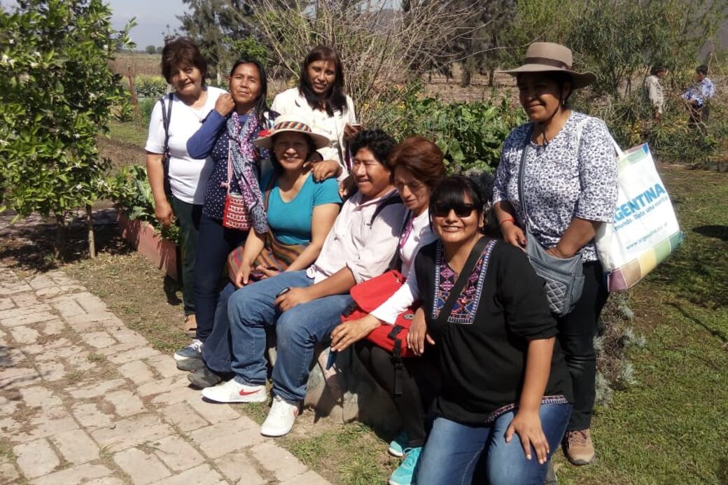 Lucía (bolso rojo y blusa blanca) y María (blusa negra)