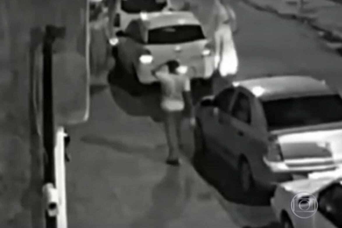 Captura de video de Elsio Queiroz yendo a buscar a Ronnie Lessa, presunto asesino de Marielle en el condominio de Bolsonaro.