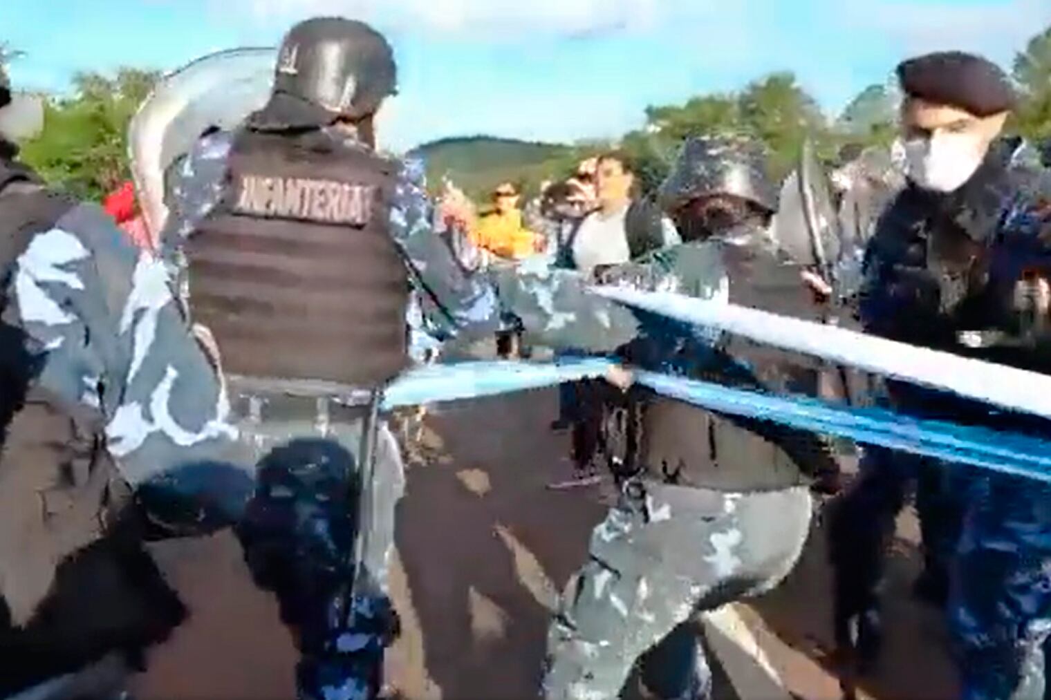 La policía reprimió un corte de ruta de los docentes el 13 de abril. 