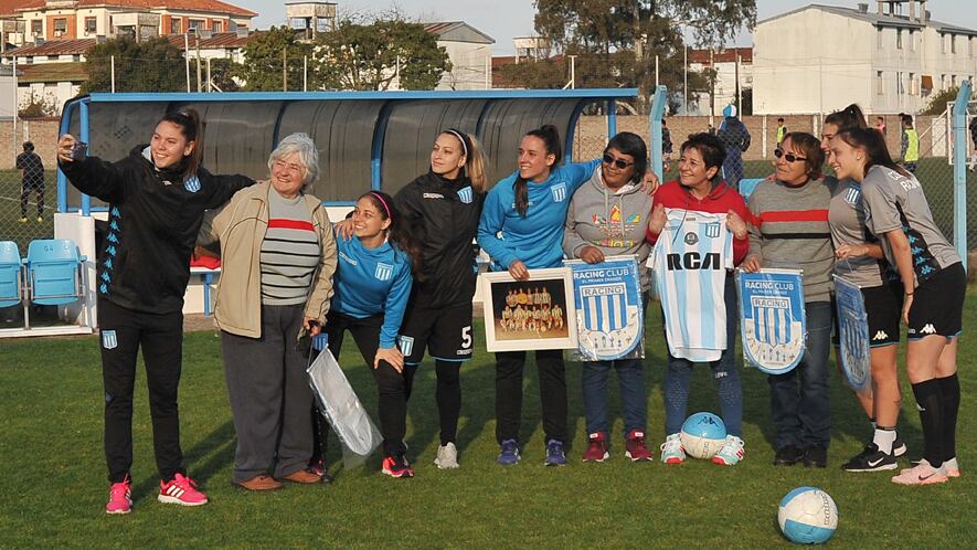 Las jugadoras del Drean Team del 87 junto a las jugadoras de Racing.