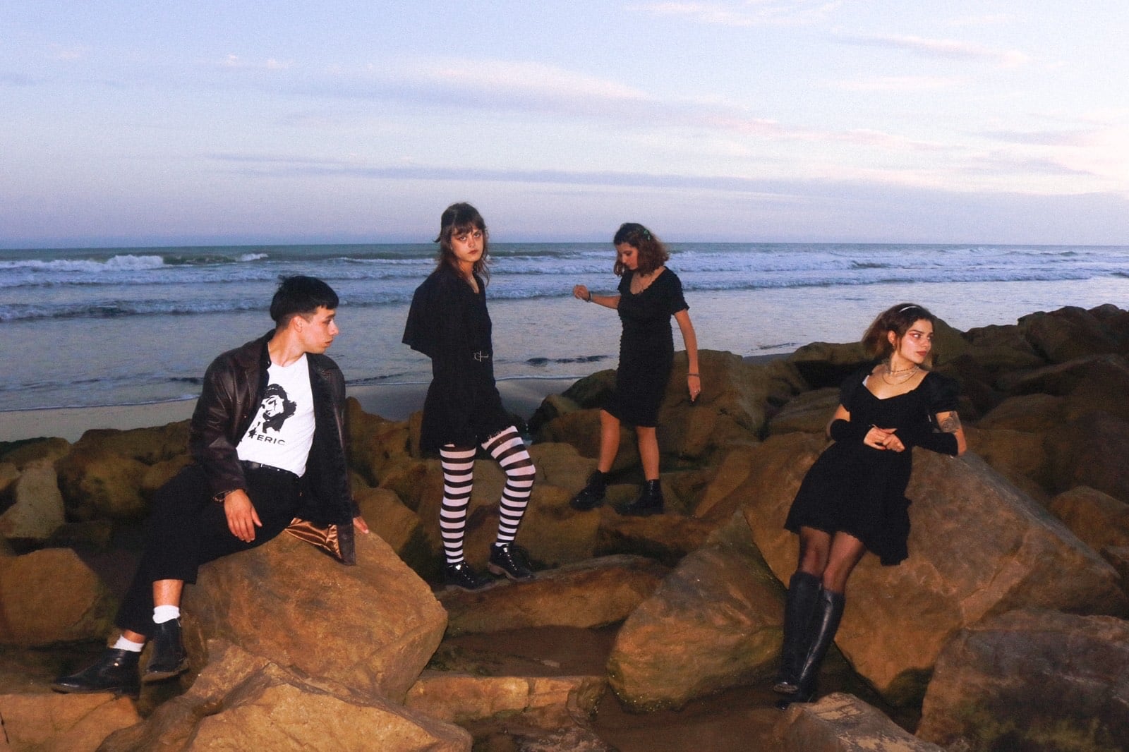 Contradicciones, expectativas subvertidas, pop oscuro y la necesidad desesperada de hacer catarsis arman la propuesta de Buenos Vampiros