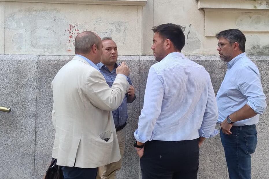 Intendentes radicales a la salida de la reunión en La Plata.