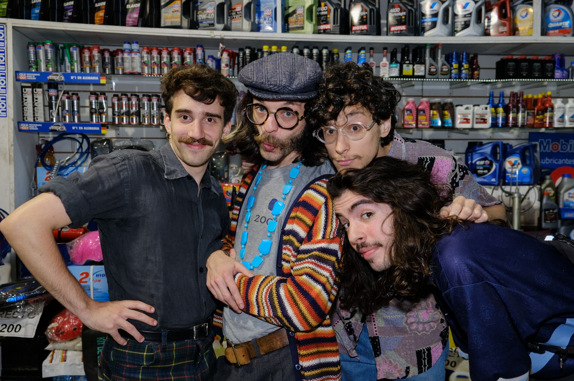 Series, videojuegos y animaciones se mezclan en el imaginario de Gativideo, donde los cuatro cantan y flashean los clips