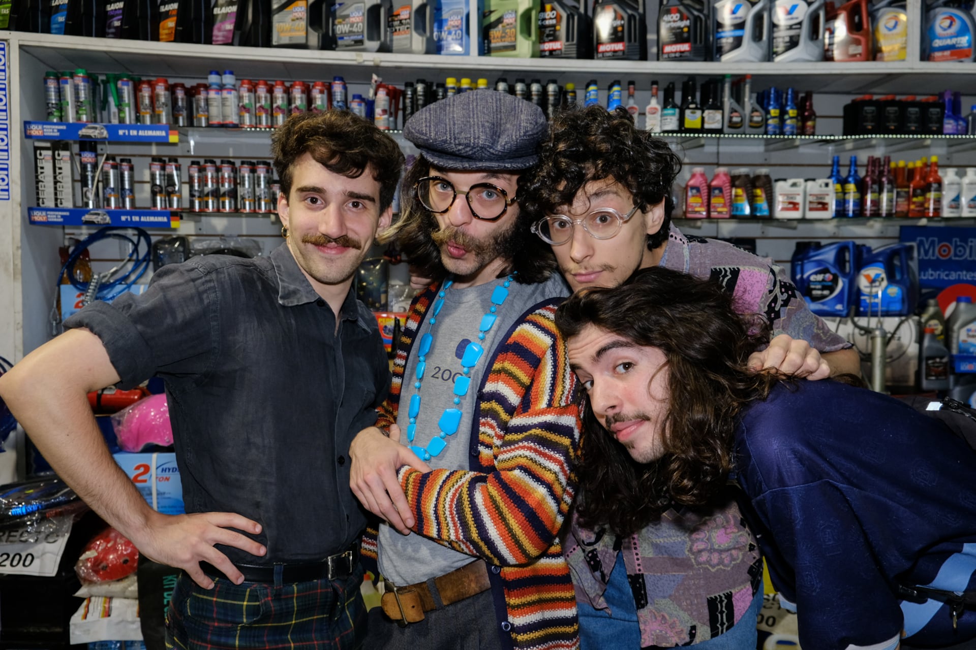 Series, videojuegos y animaciones se mezclan en el imaginario de Gativideo, donde los cuatro cantan y flashean los clips