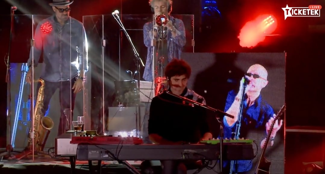 El Indio cantó tres canciones de "El ruiseñor, el amor y la muerte", nunca presentado en vivo.