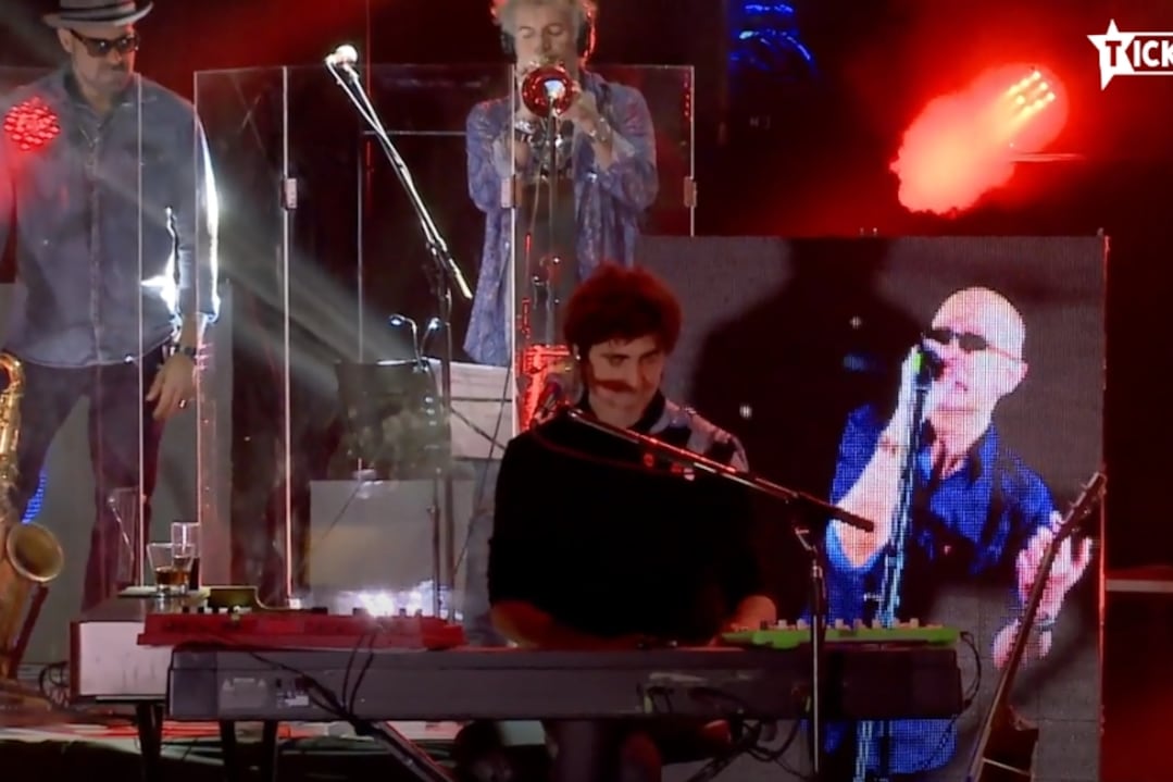 El Indio cantó tres canciones de "El ruiseñor, el amor y la muerte", nunca presentado en vivo.