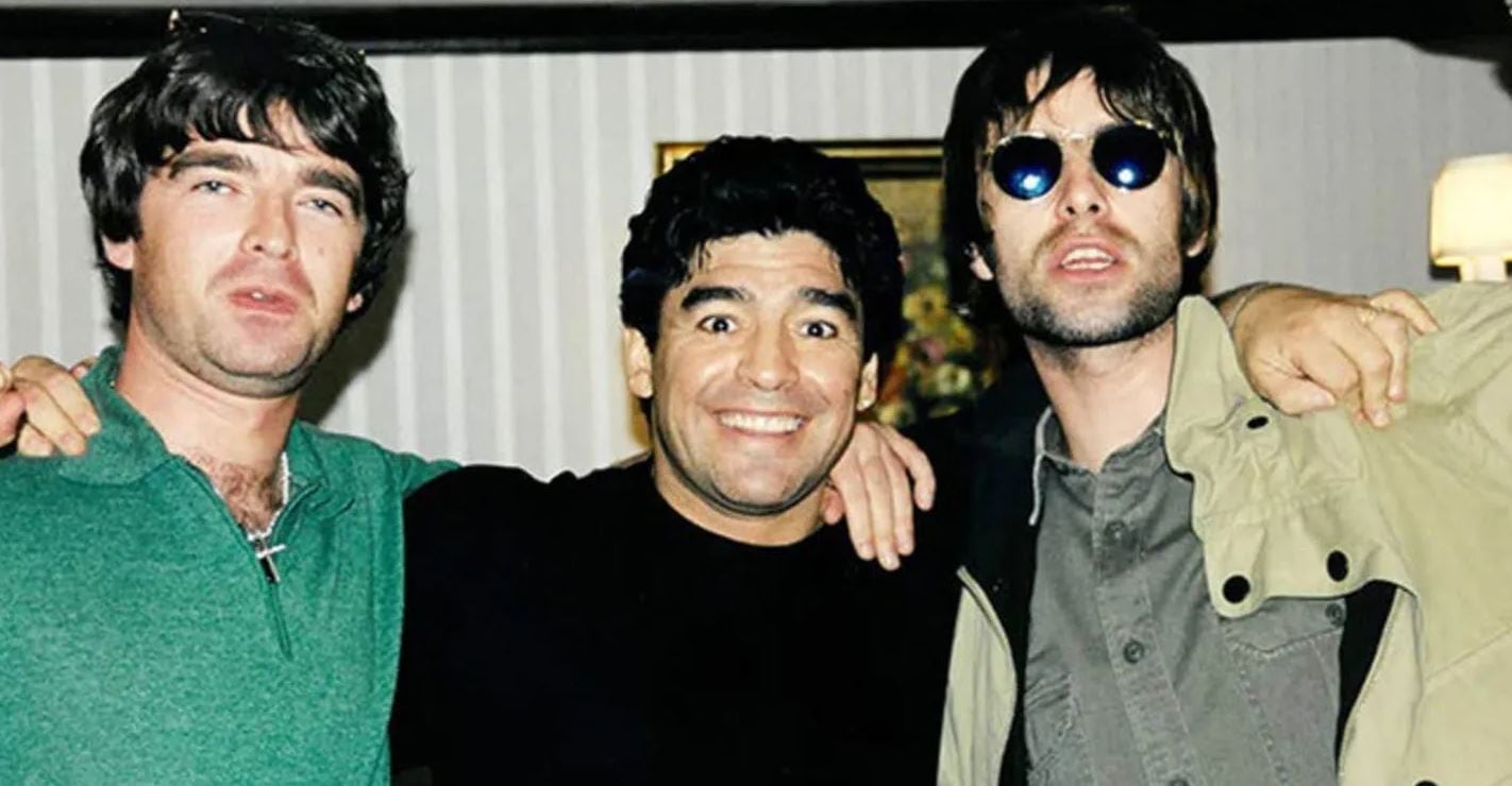 Los Oasis con Diego Maradona en 1998