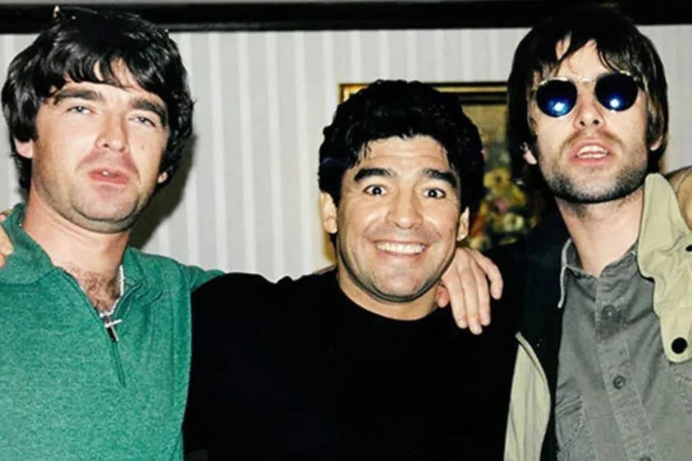 Los Oasis con Diego Maradona en 1998