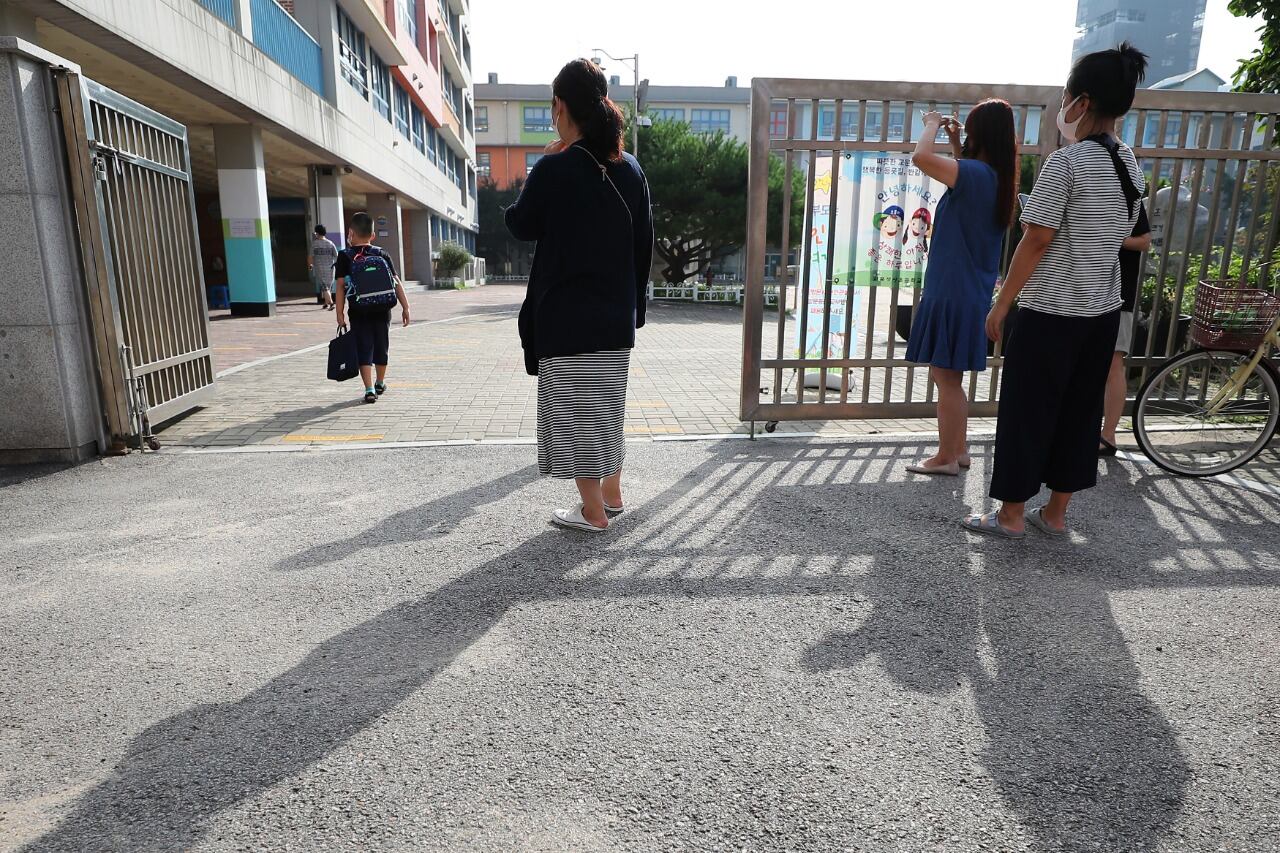 Las escuelas volverán a la modalidad virtual.