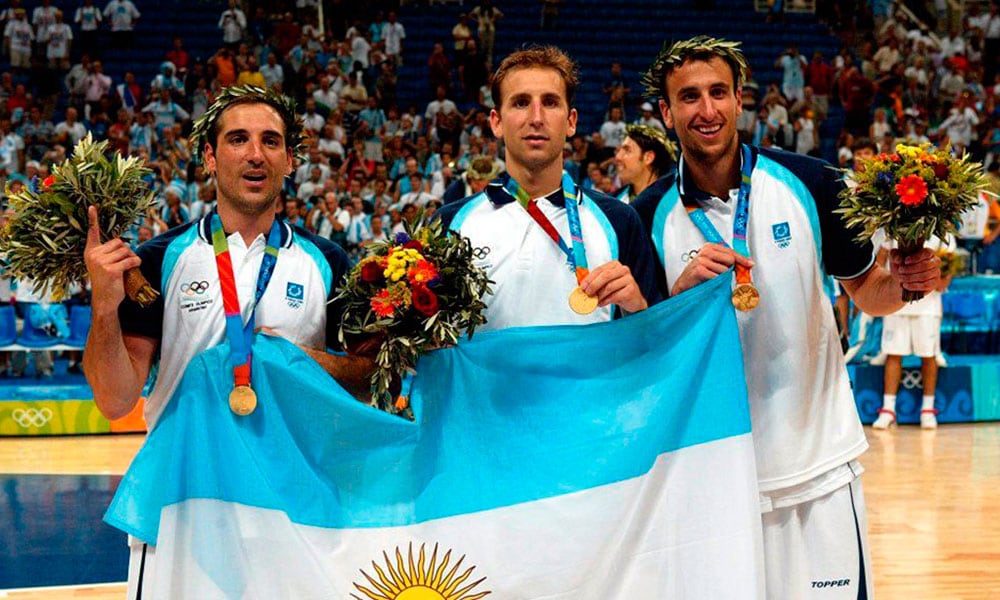 Montecchia, Pepe Sánchez y Ginóbili con sus medallas de oro.