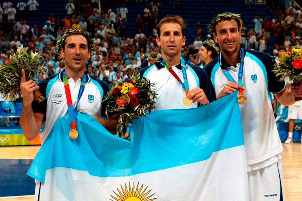 Montecchia, Pepe Sánchez y Ginóbili con sus medallas de oro.
