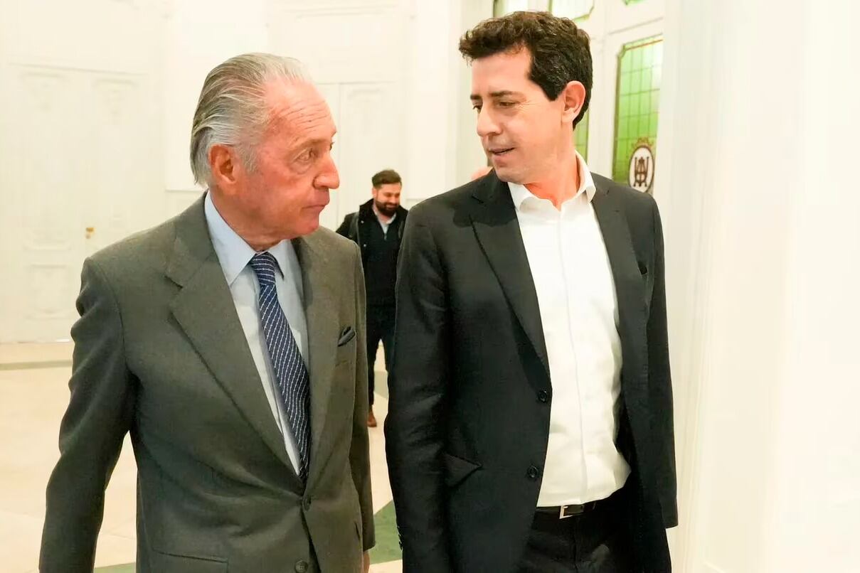 De Pedro y el titular de la entidad, Daniel Funes de Rioja, en los pasillos de la sede Avenida de Mayo