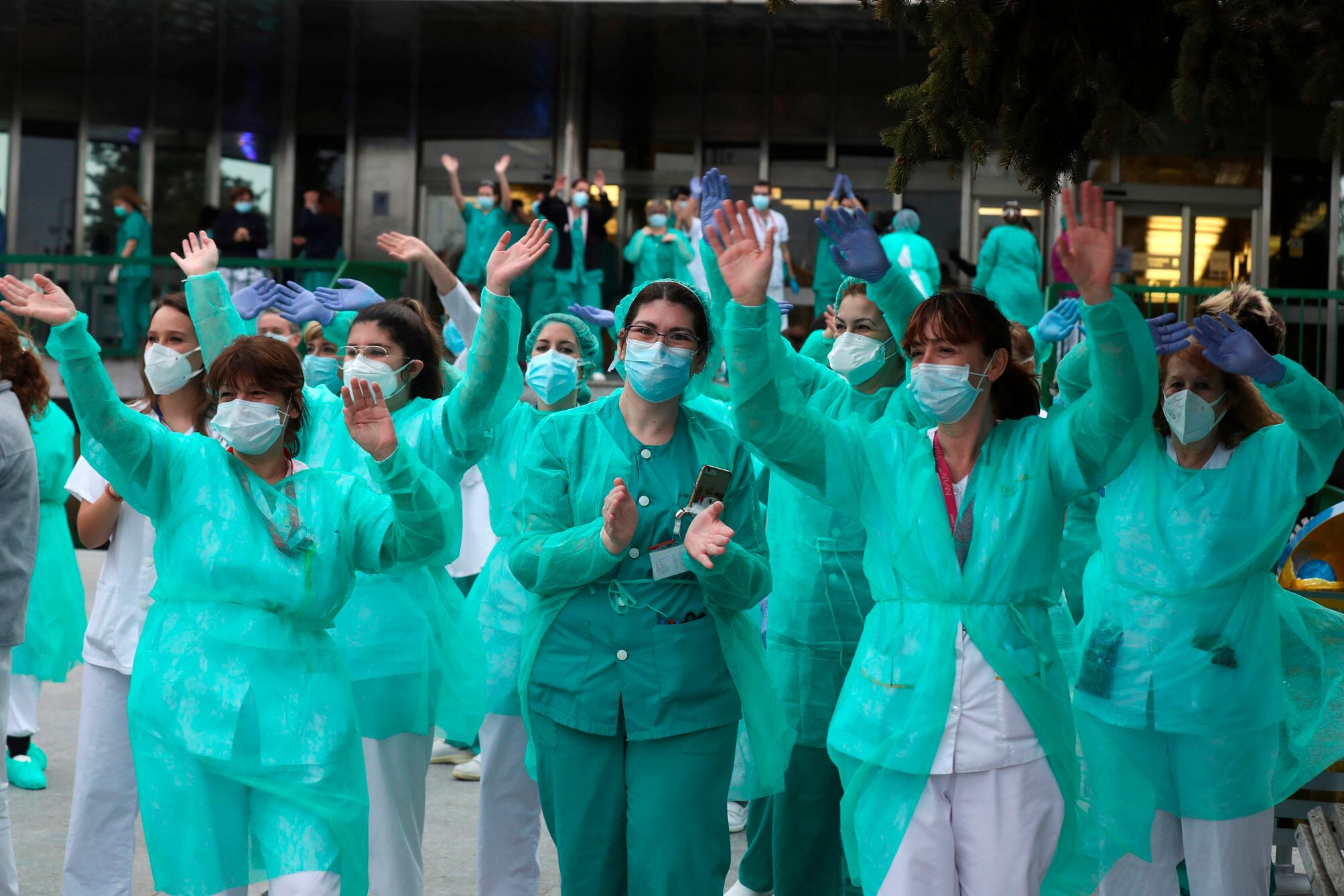 Enfermeras toman parte de un aplausazo en la entrada a un hospital de Madrid.