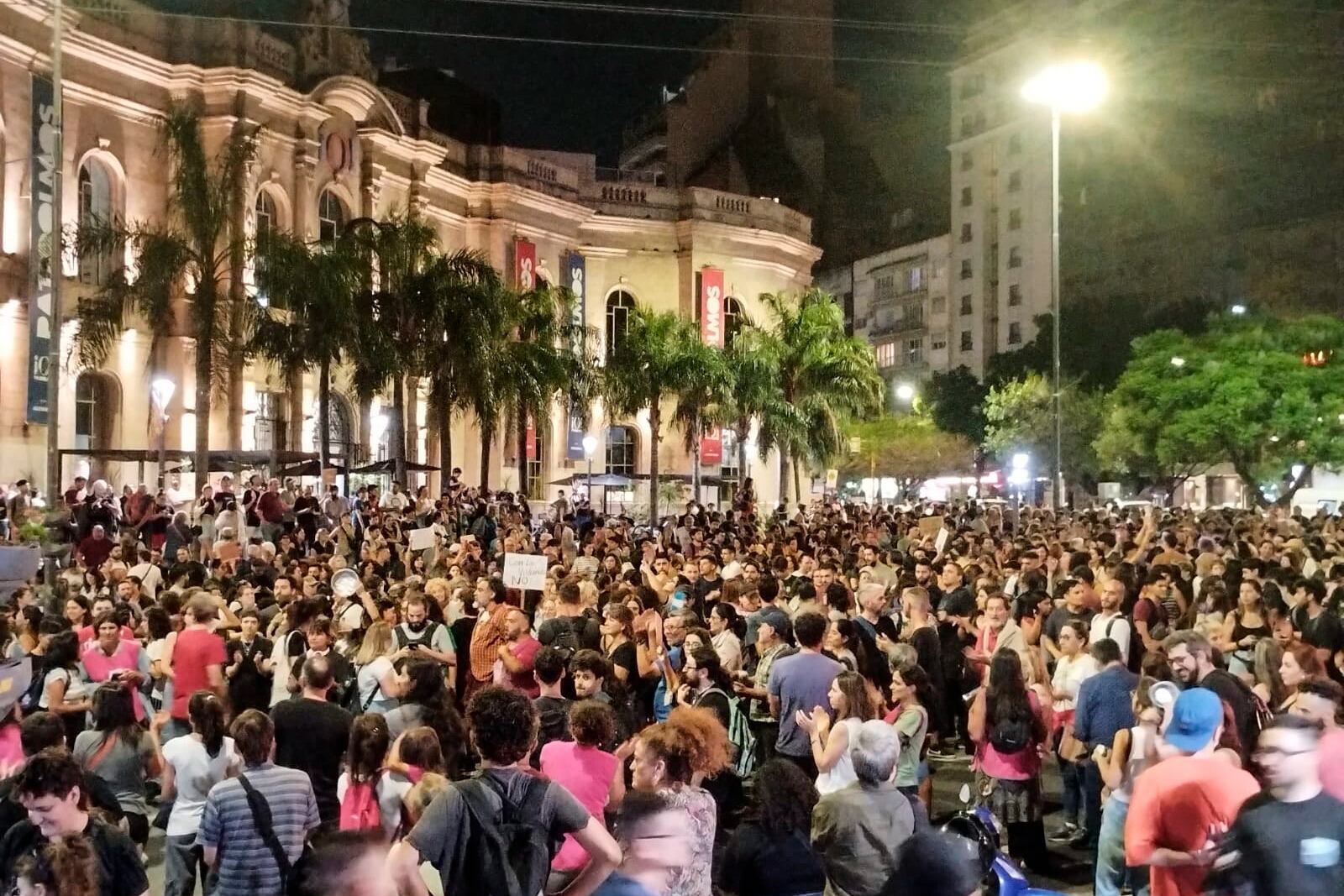 En Córdoba la gente llenó la zona del Patio Olmos y hubo represión.