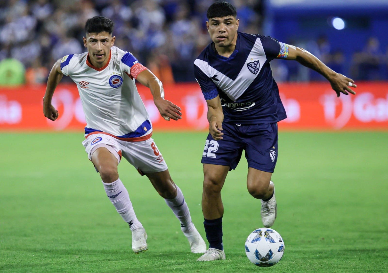 El uruguayo Rodríguez persigue a Aquino; fue 0-0 en Liniers