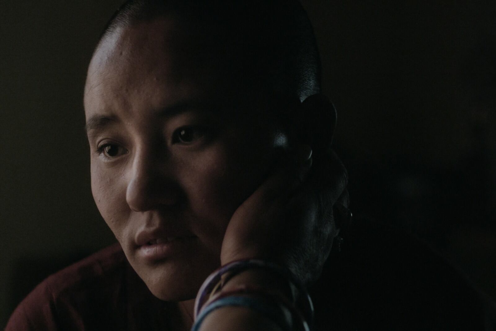 Metok debe realizar un complejo viaje de regreso a su pueblo natal.