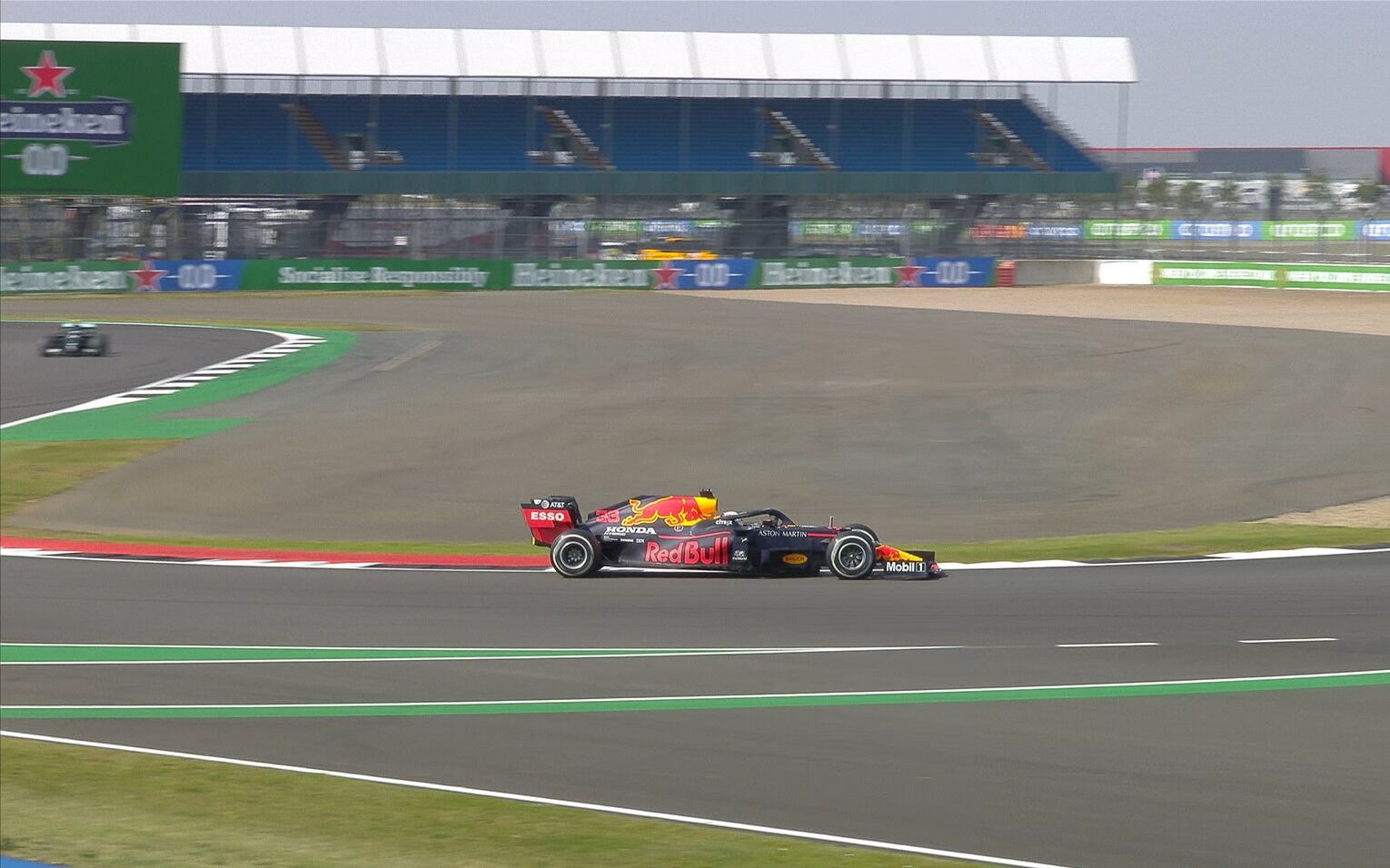 Max Verstappen cortó la racha de los Mercedes y se quedó con el triunfo en Silverstone.