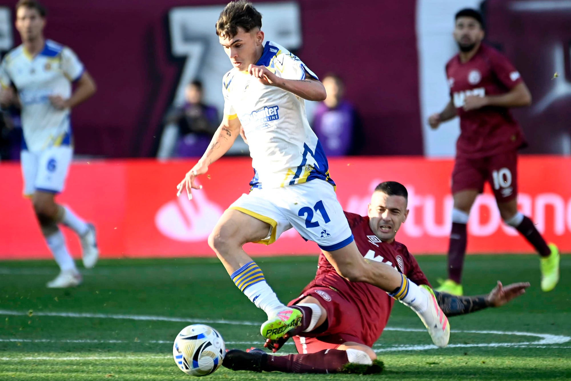 Santi López juega contra Boca.