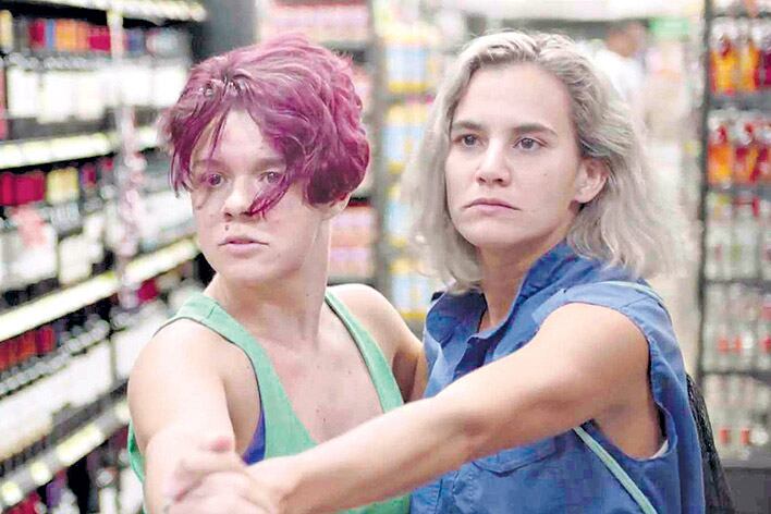 Atrás hay relámpagos, de Julio Hernández Cordón, un retrato social y generacional.