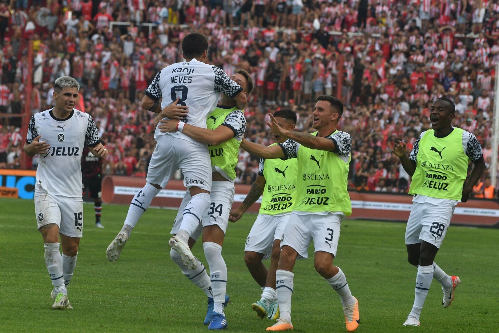 Gabriel Neves festeja la apertura del marcador en Córdoba.