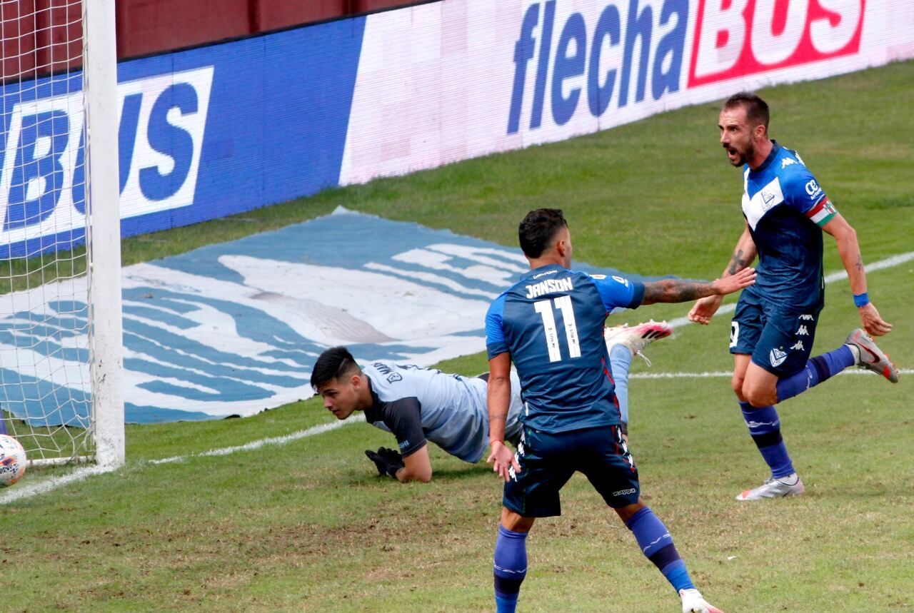 Mancuello y Janson festejan el gol del empate parcial en la Fortaleza