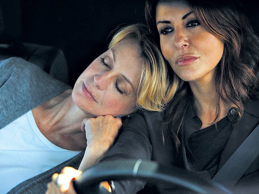 Margherita Buy y Sabrina Ferilli, una pareja muy establecida que sin embargo tambalea emocionalmente.