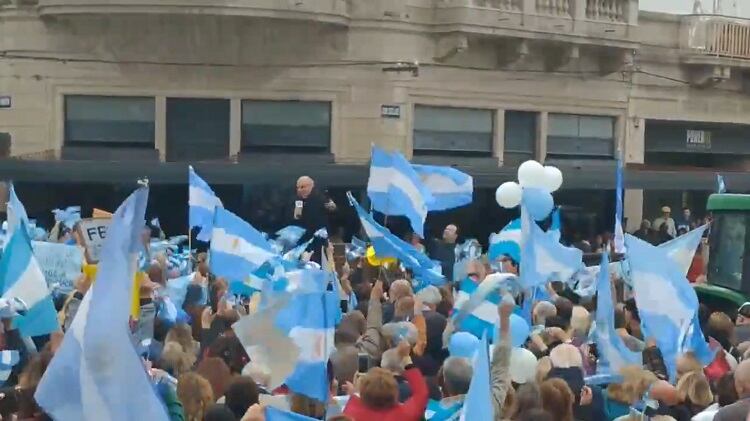 Lombardi no dudó en subir a incitar el cántico de los seguidores de Macri 
