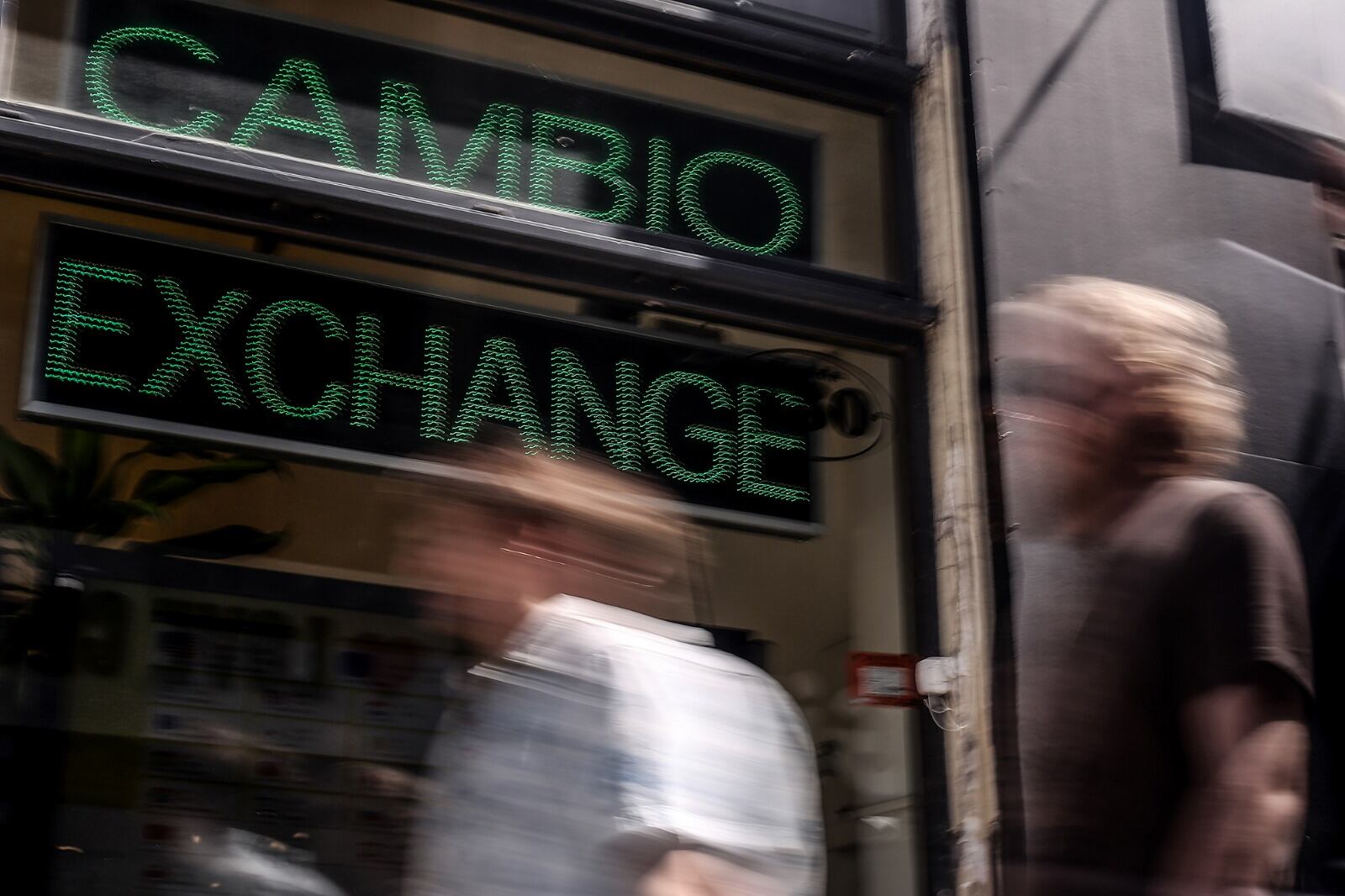 El dólar MEP cerró a 870 pesos, mientras que el Contado con Liquidación lo hizo a 967.