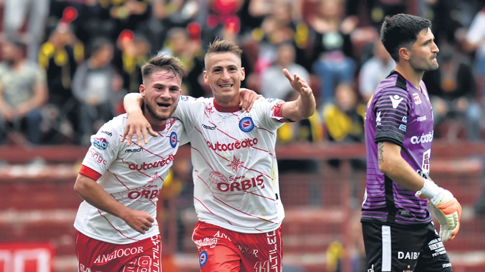 El festejo de los jugadores de Argentinos, tras el gol que sirvió para llevarse el segundo triunfo consecutivo.