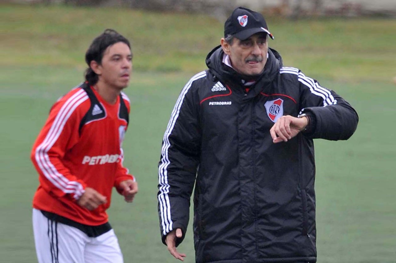 Cappa, en su etapa de DT de River, junto a Marcelo Gallardo, entonces jugador.