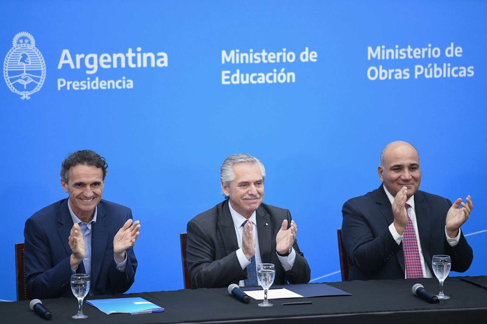 Alberto Fernández junto a Gabriel Katopodis y el gobernador de Tucumán, Juan Manzur. 