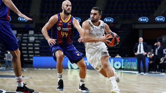 Campazzo ya dejó atrás al griego Calathes y anotará otros dos puntos para el Real Madrid.