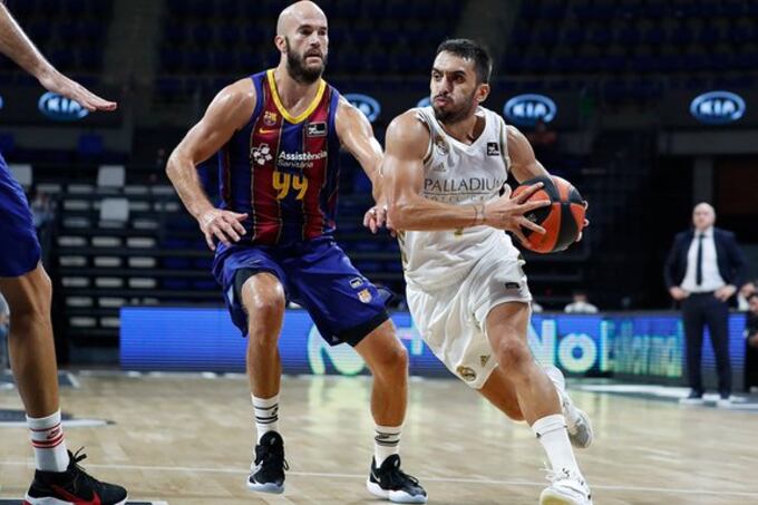 Campazzo ya dejó atrás al griego Calathes y anotará otros dos puntos para el Real Madrid.